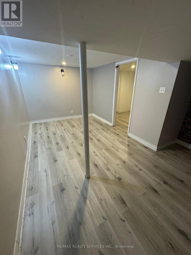 Photo du bâtiment - 246 John Garland Blvd