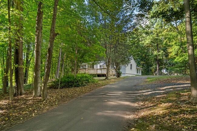 Foto del edificio - 316 Jinny Hill Rd