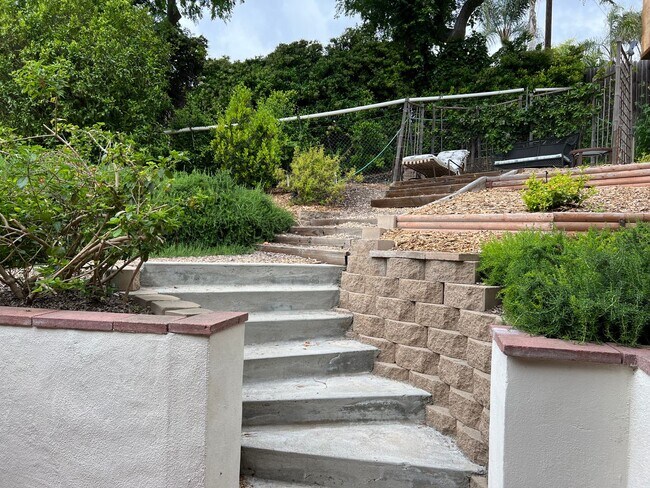 Building Photo - Charming 3BR 2BA home with expansive yard ...