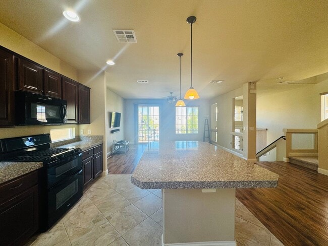 Building Photo - 4-bedroom house for rent in Highlands Ranch!
