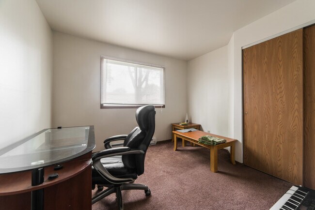 Building Photo - 820 Edgebrook Dr