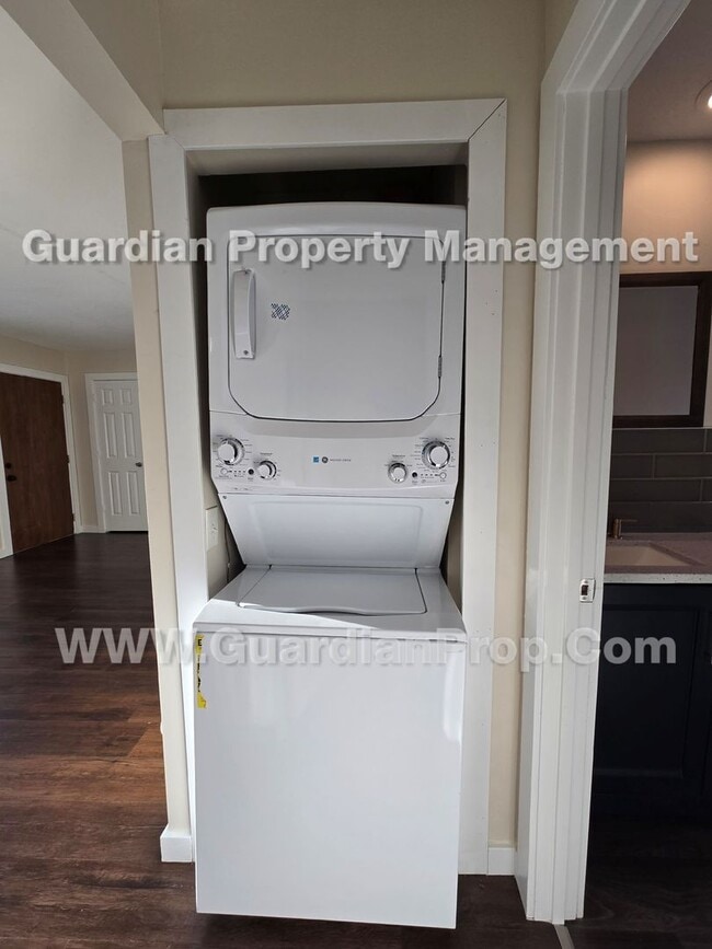 Building Photo - duplex unit available now! LVP flooring throughout, independent living areas each W/ full kitchen...