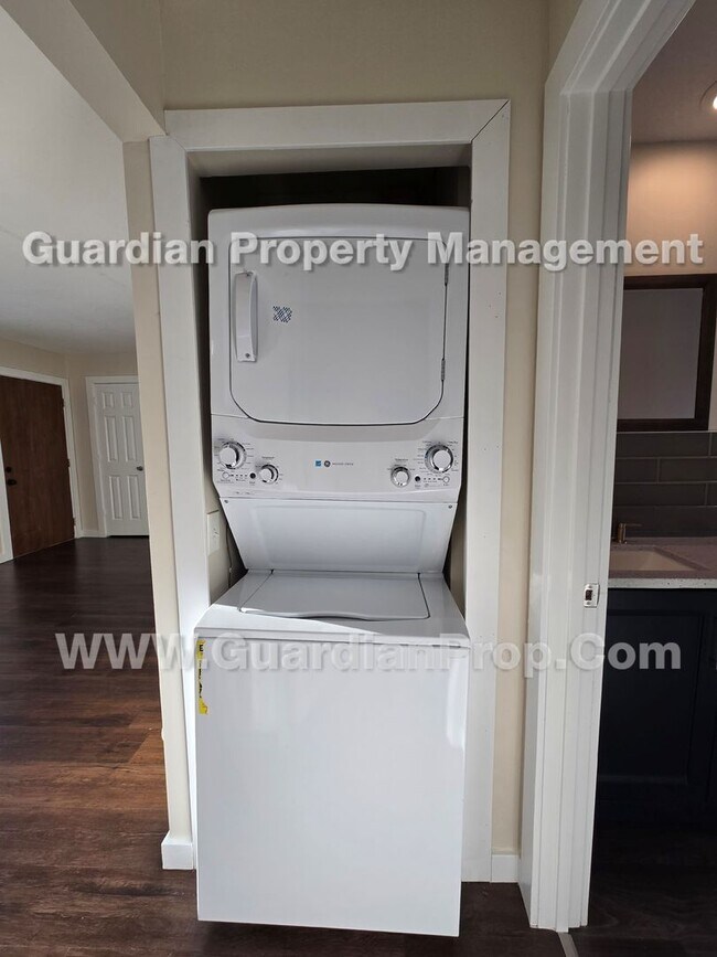 Foto del edificio - SxS duplex Available now! LVP flooring throughout, independent living areas each W/ full kitchen ...