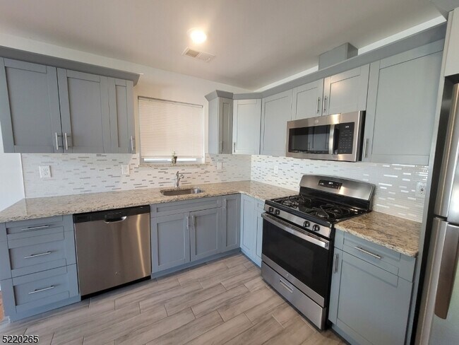 Foto del edificio - 127-129 Brookdale Ave-