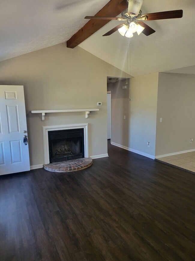 Foto del edificio - Nice three bedroom with bonus room in Laverne