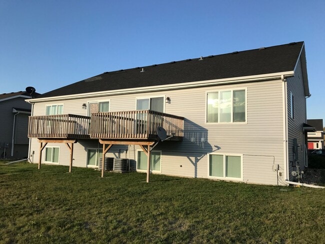 Building Photo - 3 Bedroom Townhome | Attached Double Stall Garage | Spacious