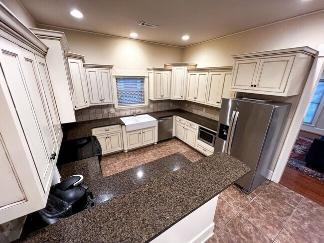 Foto del edificio - 5 bedroom 3 bath home next to Promenade