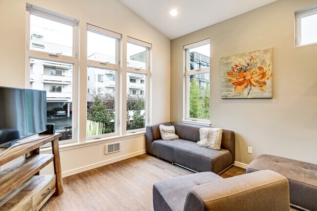 Foto del edificio - 2732 44th Ave SW