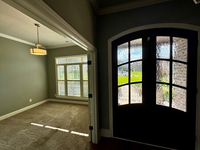 Building Photo - Spacious and luxurious with bonus room