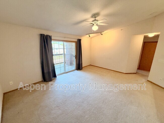 Foto del edificio - 2825 Triple Crown Ln