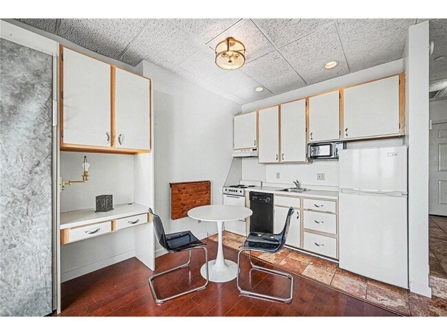 Building Photo - 431 S 7th St