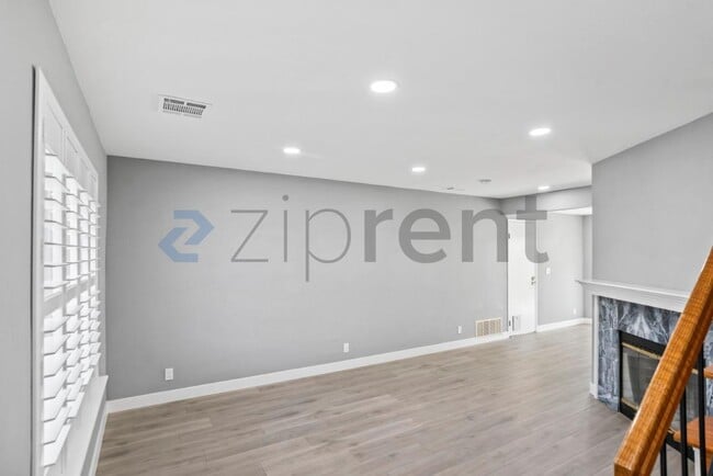 Building Photo - Unit