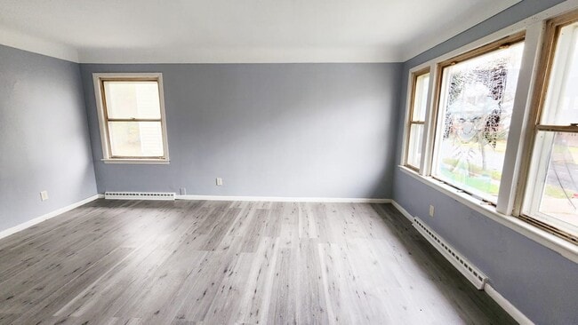 Building Photo - Rent ready!