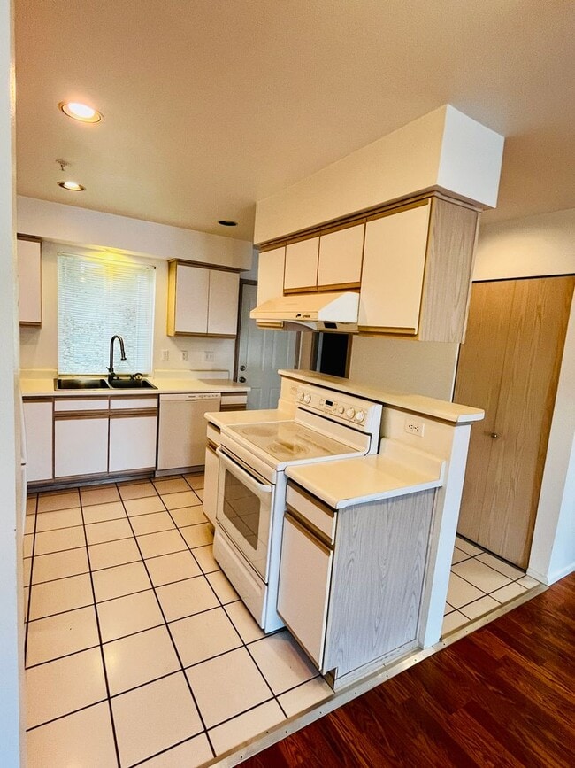 Building Photo - Excellent Location, 2 BED Home w/Garage