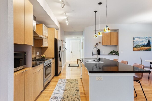 Building Photo - Gorgeous condo with city views