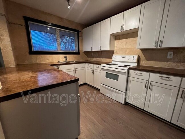 Building Photo - 1292-1292 Lawrence Ave