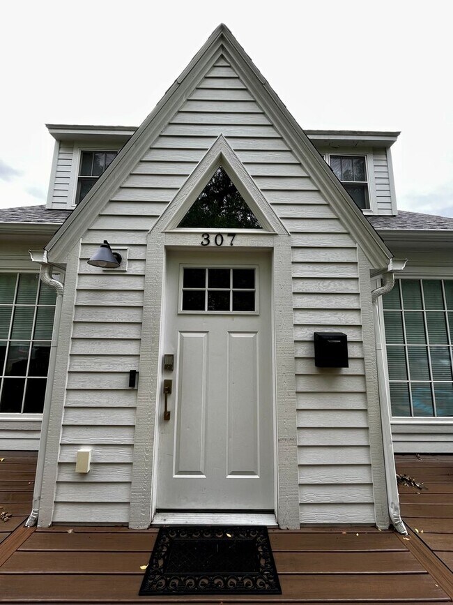 Foto del edificio - Fully Furnished and Fully Stocked Home For Rent Next to Cooper Park in Bozeman