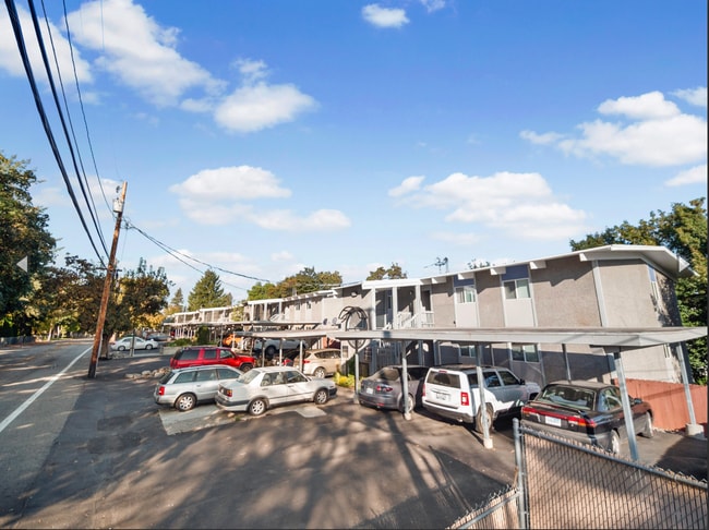 Foto del edificio - DESIRABLE MILLWOOD NEIGHBORHOOD ON TREE LINED STREET