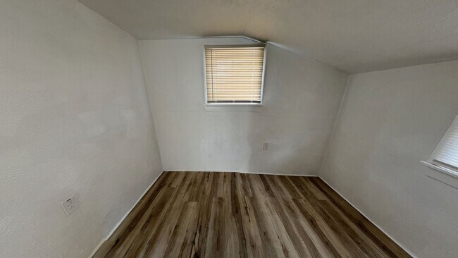 Building Photo - 2nd Floor Apartment