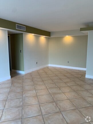 Building Photo - 9310 Fontainebleau Blvd