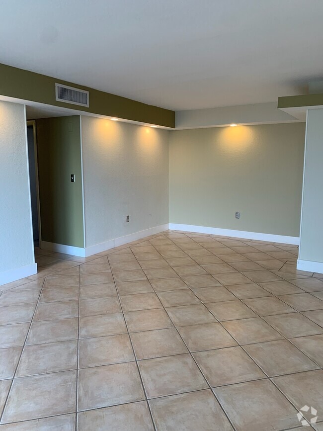 Building Photo - 9310 Fontainebleau Blvd