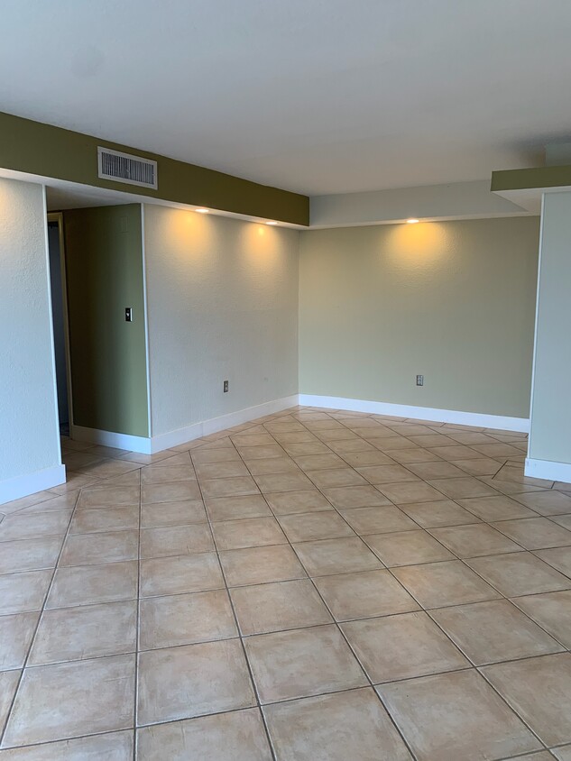 Dining room - 9310 Fontainebleau Blvd