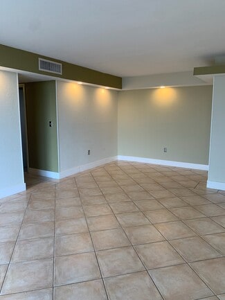 Building Photo - 9310 Fontainebleau Blvd