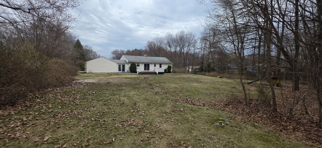 Foto del edificio - Single Family Home in Trumbull for Rent