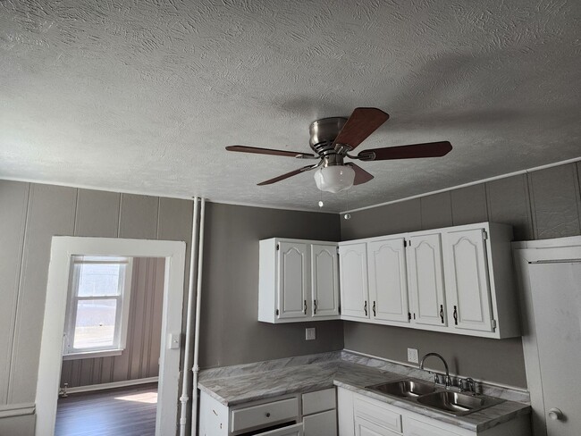 Building Photo - 3 bedroom 1.5 bath home