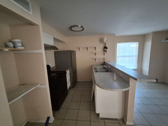 Building Photo - 3718 Pleasanton Rd