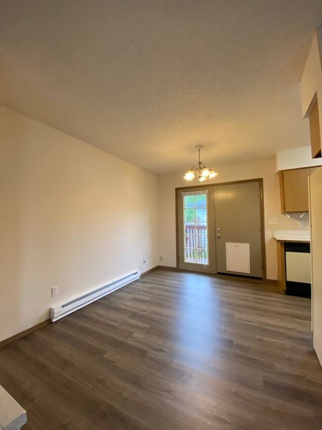 Building Photo - Fido-friendly Central Valley 2 bedroom dup...