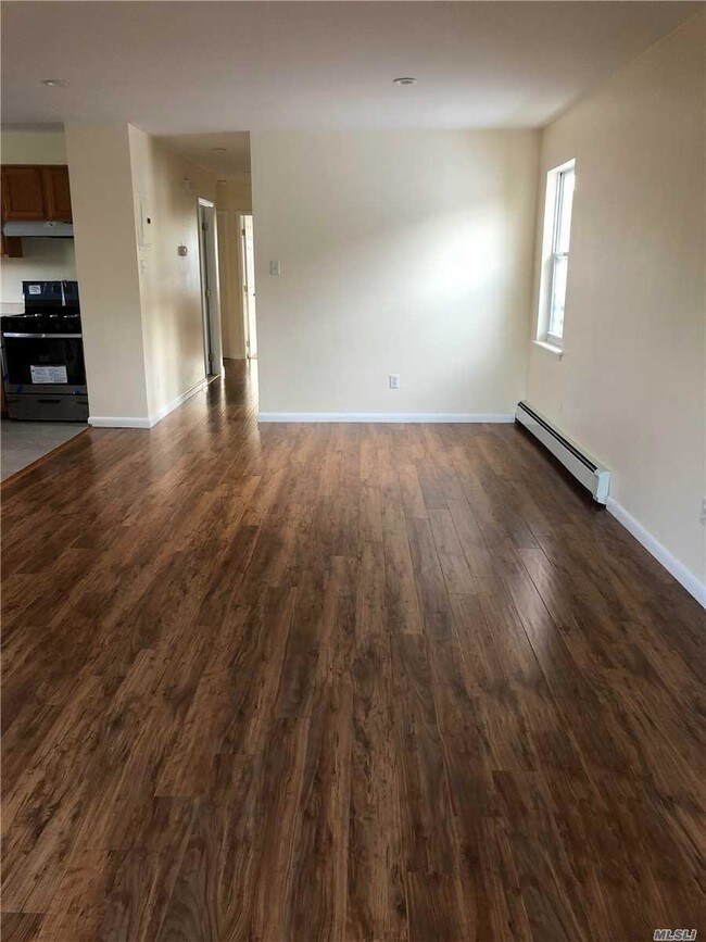 Foto del edificio - 3 bedroom in Jamaica NY 11433