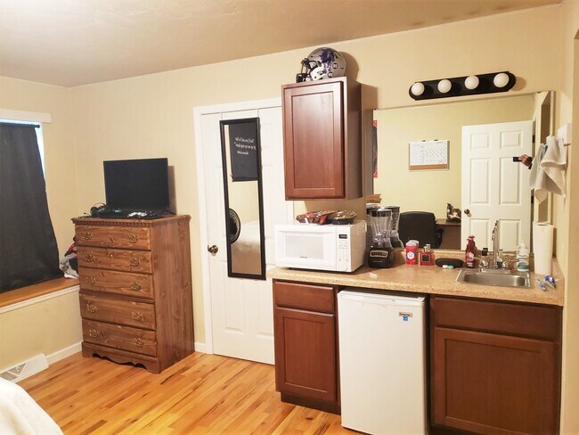 Each of the 5 bedrooms feature a kitchenette including mini fridge, microwave & sink, bathroom & - 534 S Gault St