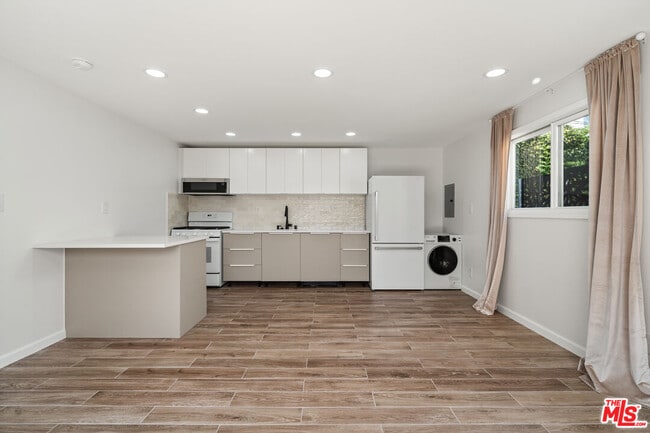Building Photo - 845 1/2 N Kilkea Dr