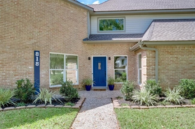 Building Photo - 818 Silvergate Dr