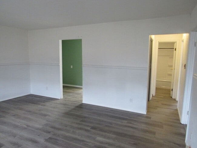 Building Photo - Updated 2 bedroom unit in Triplex