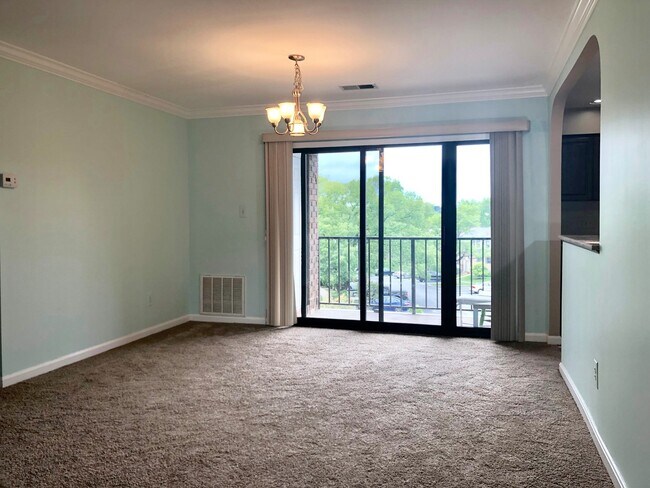 Foto del edificio - Updated 2Bed/2Bath Top-Floor Towson Condo ...