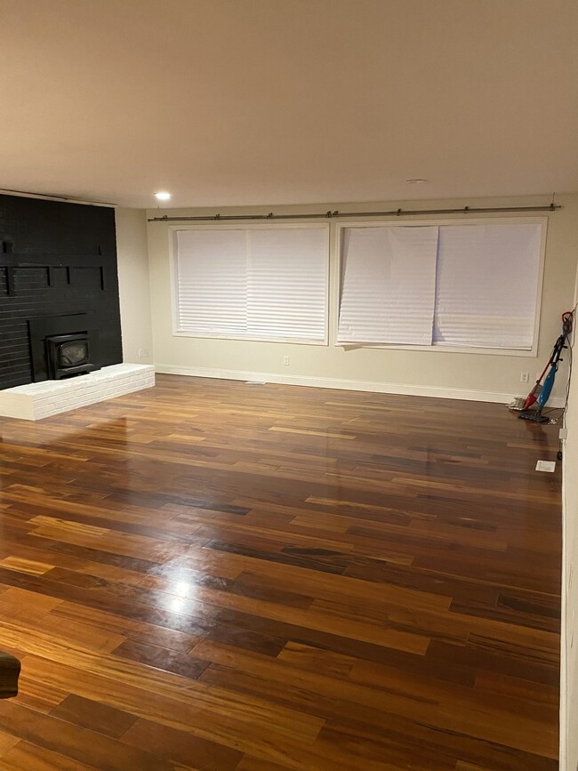 Foto del edificio - 10123 Cornell Ave S Seattle, WA 98178 $3,1...