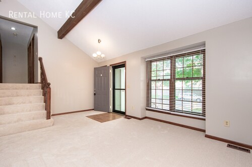 Foto del edificio - 3-bed/2-bath Split-level with Gorgeous Kit...