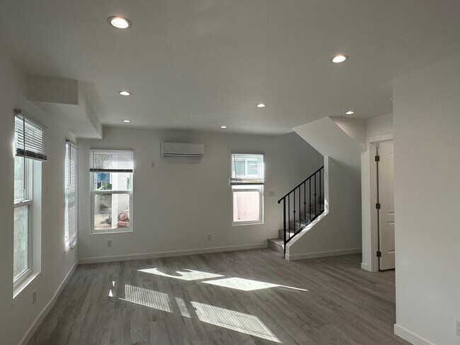 Foto del edificio - Stunning 3+2 ADU on a picturesque street i...