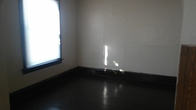 Foto del edificio - 2620 W. Locust 2 Bedroom Lower