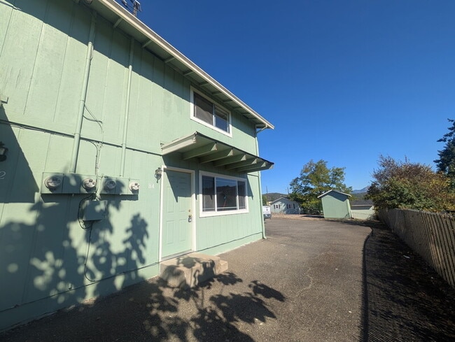 Foto del edificio - 84 SE Grape Ave