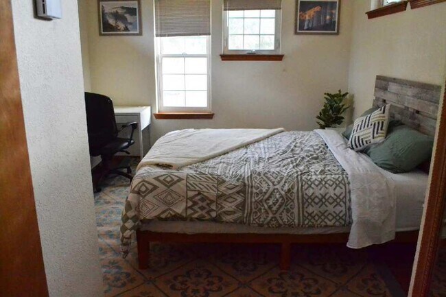 Bedroom - 6705 Lake Ave SW