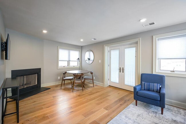 Building Photo - 2100 Newport Pl NW