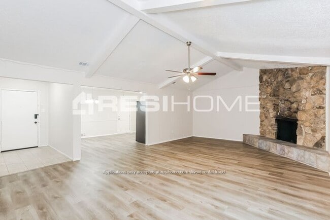 Building Photo - "Welcome Home! Get 1/2 month FREE RENT whe...