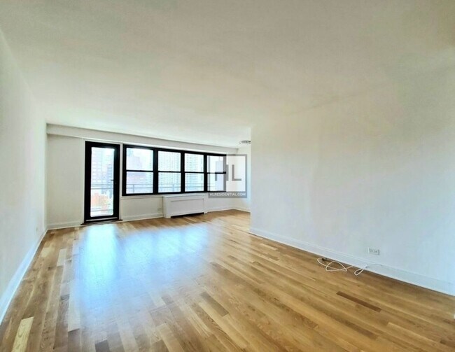 Building Photo - E 82 St