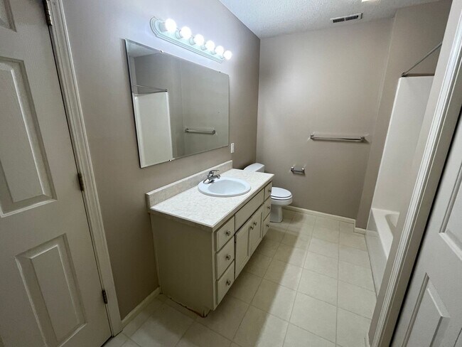Foto del edificio - 1912 Beechmont Dr. - Nice Two Bedroom/Two ...