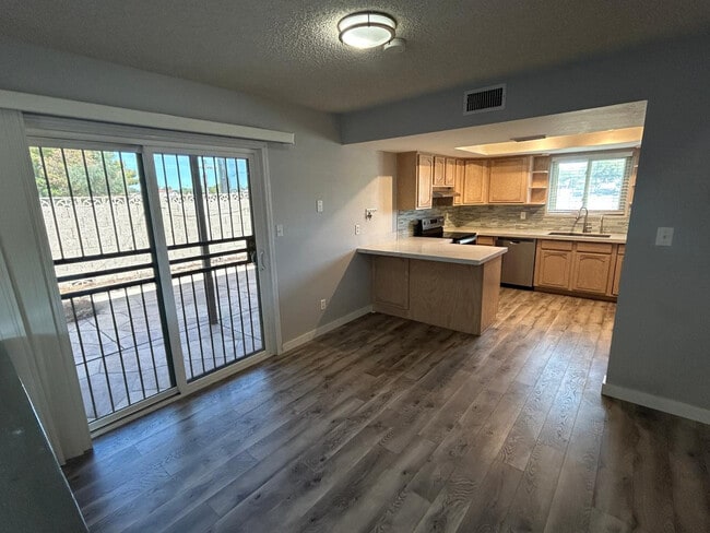 Foto del edificio - 4501 W Continental Dr
