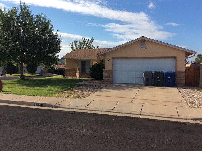Building Photo - Charming 4 bedroom!