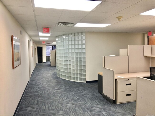 Foto del edificio - 990 Westbury Rd